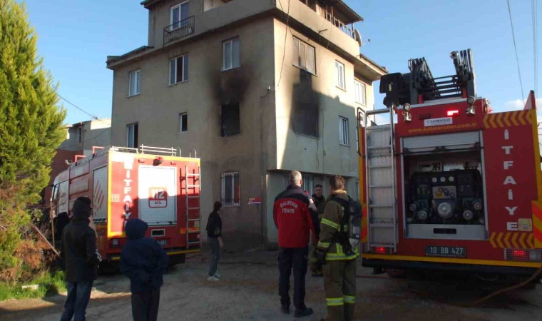 Balıkesirde madde bağımlısı genç oturduğu evi ateşe verdi