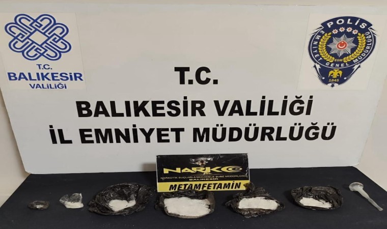 Balıkesirde polis ekipleri bir araçta uyuşturucu madde ele geçirdi