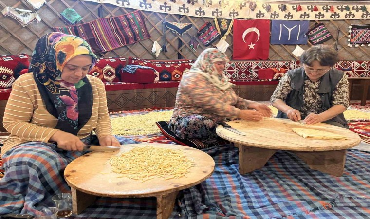 Balıkesirde Ramazan sofraları için kadınların erişte mesaisi başladı