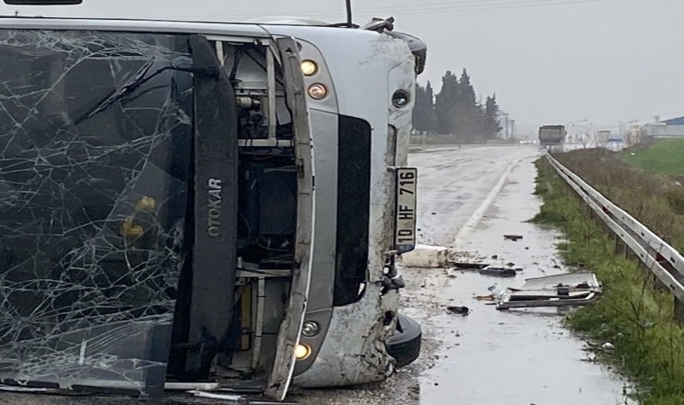 Balıkesirde servis minibüsü devrildi