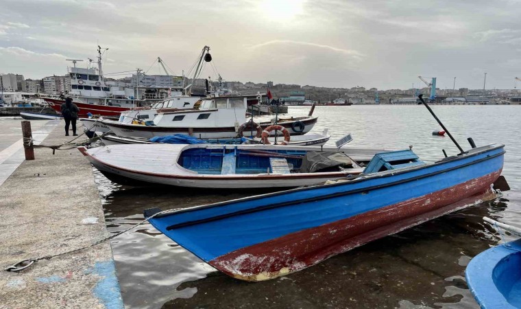 Bandırmada şiddetli fırtına: Deniz seviyesi yarım metre yükseldi