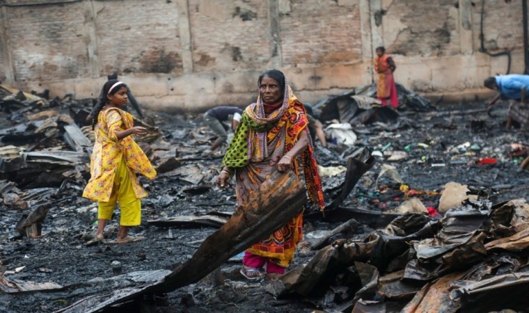 Bangladeşte gecekondu mahallesinde yangın: 2 kişi öldü, 300 ev kül oldu