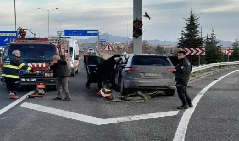 Bariyer ve direğe çarpan cipin sürücüsü öldü