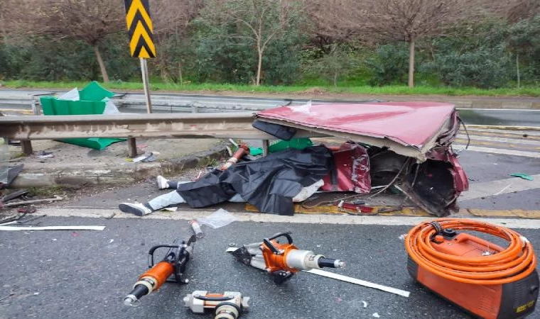 Bariyere çarpan otomobil parçalandı: 2 ölü, 2 yaralı