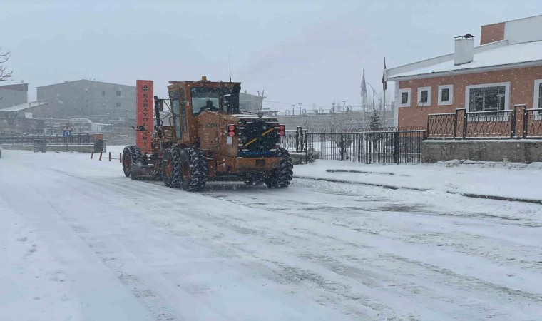 Başkalede kar yağışı: 48 yerleşim yerinin yolu kapandı