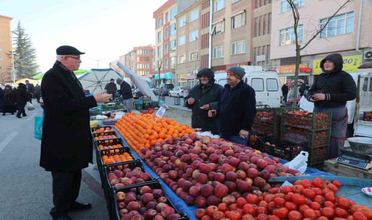 Başkan Kurttan salı pazarına ziyaret