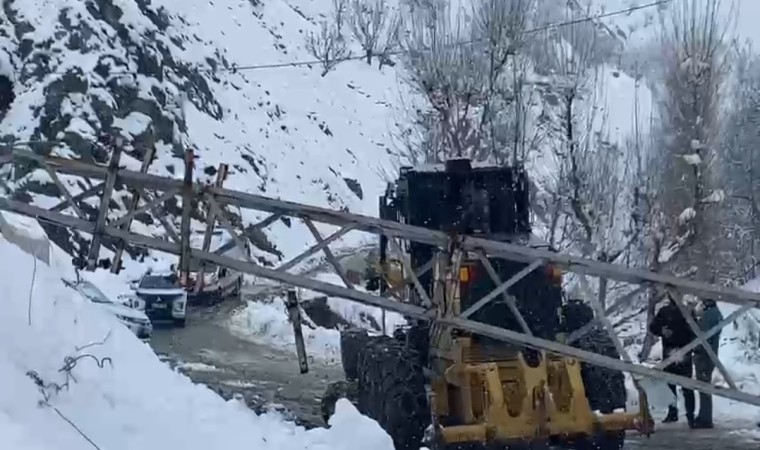 Batmanda karda devrilen direk kaldırıldı, 17 köye ulaşım sağlandı