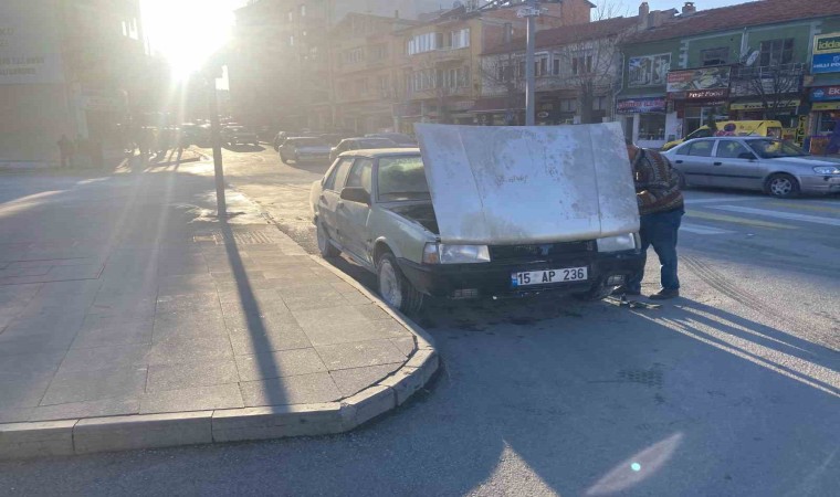 Benzin hortumu patlayan Tofaş marka otomobil alev aldı