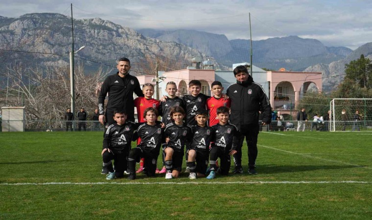 Beşiktaş Artaş U-10 takımı kalecisi minik Doruk, Bilecikin gururu oldu