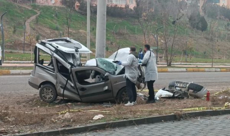 Beton direğe çarpan hafif ticari aracın sürücüsü öldü