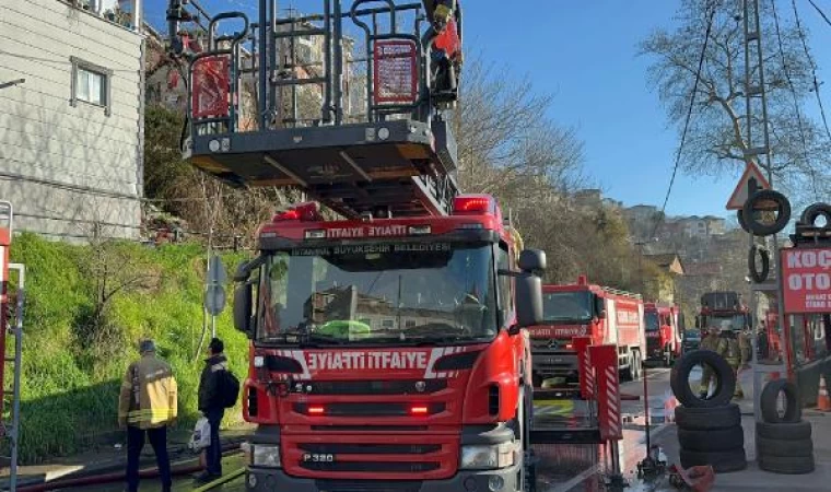 Beykoz’da 2 katlı binanın çatısı alev alev yandı 