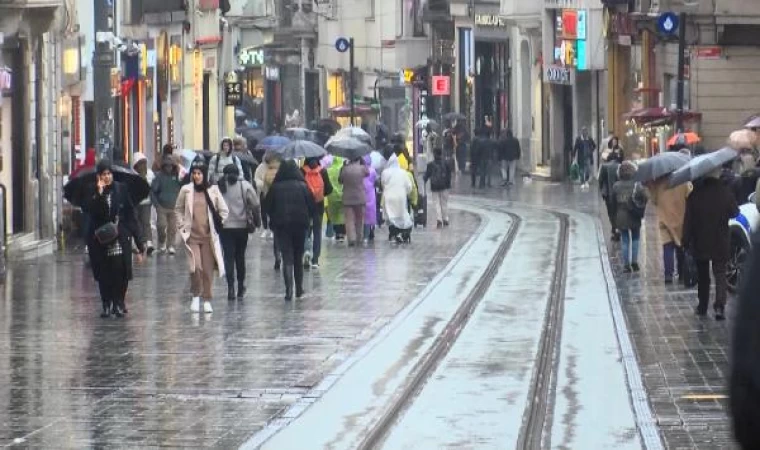 Beylikdüzü’nde kar Taksim’de karla karışık yağmur