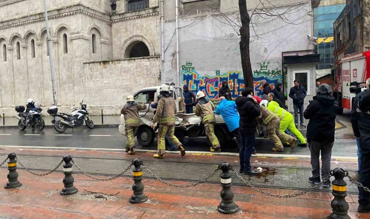 Beyoğluda tramvay ile kamyonet çarpıştı: 1 yaralı