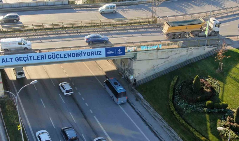 Bilboardda, Güçlendiriyoruz yazan köprüye 1 yıldır çivi çakılmadı