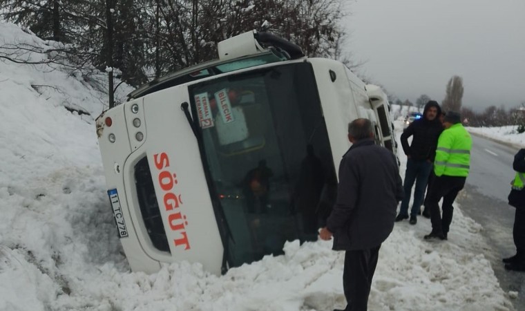 Bilecikte işçi servisi devrildi, 1 kişi yaralandı