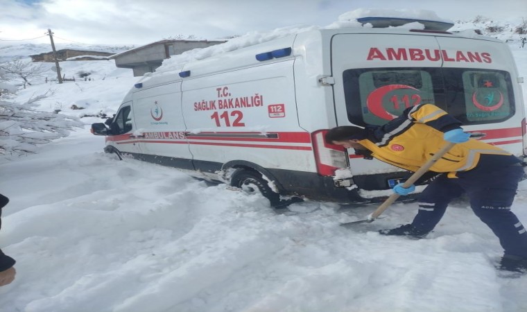 Bitliste hasta almaya giden ambulans yolda mahsur kaldı