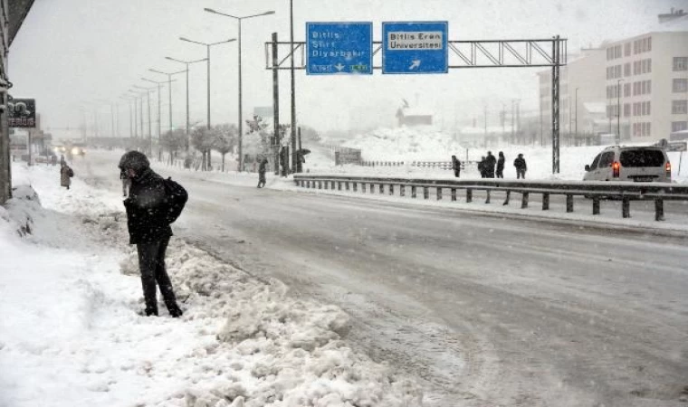 Bitlis’te kar yağışı; 44 köy yolu kapandı, eğitime 1 gün ara verildi