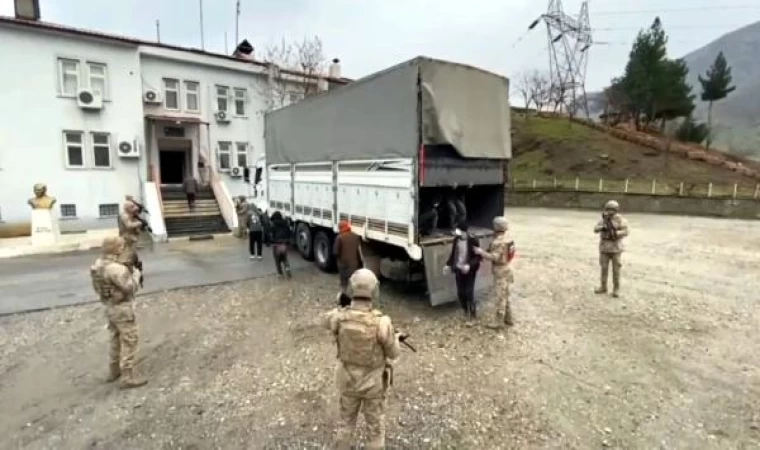 Bitlis’te TIR’ın dorsesinden Afganistanlı 76 kaçak çıktı