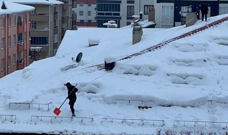 Bitliste yürekleri ağızlara getiren çatı temizliği