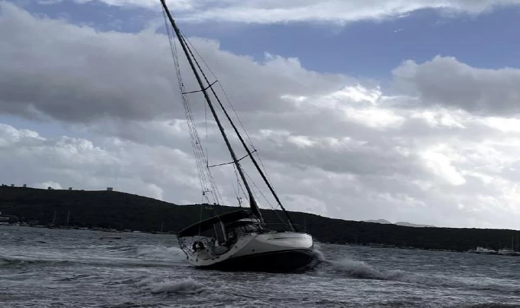 Bodrum’da fırtına; 2 yelkenli karaya oturdu, balıkçı tekneleri su aldı