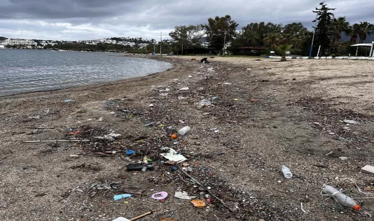 Bodrum’da sağanak sonrası sahiller çöple doldu