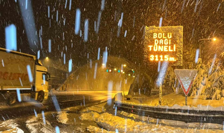 Bolu Dağında yoğun kar yağışı: Görüş mesafesi 40 metreye düştü