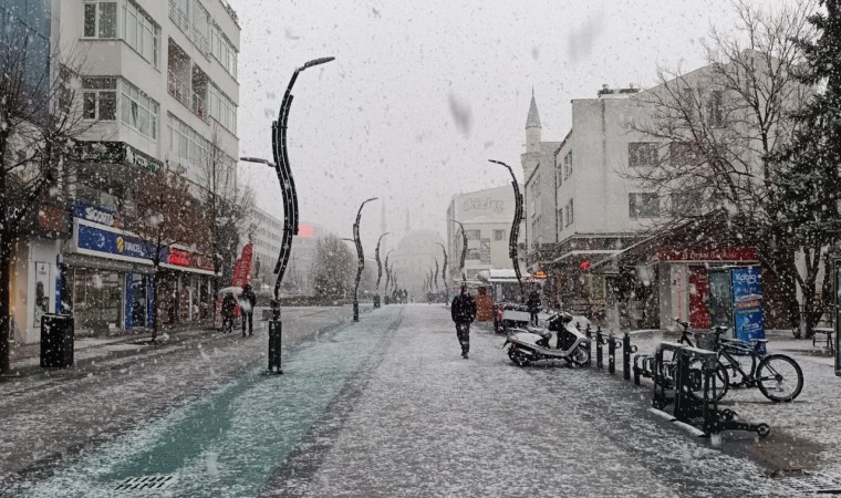 Boluya lapa lapa kar yağıyor