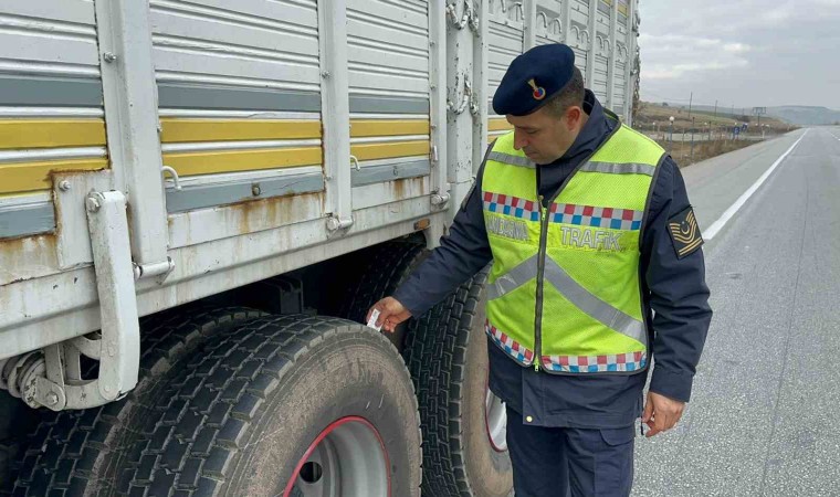 Bolvadinde ticari araçlara yönelik kış lastiği denetimi