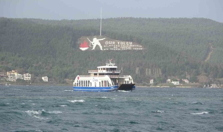 Bozcaada ve Gökçeadaya fırtına nedeniyle tüm feribot seferleri iptal edildi