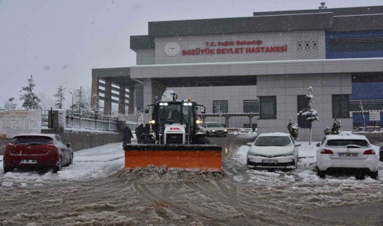 Bozüyükte kar küreme, tuzlama ve kaldırım temizleme çalışmaları devam ediyor