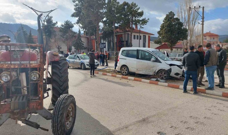 Burdurda traktör ile hafif ticari araç çarpıştı: 1 yaralı