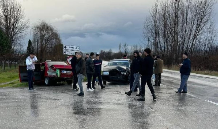 Bursa’da 2 otomobil çarpıştı; 1 sürücü yaralı