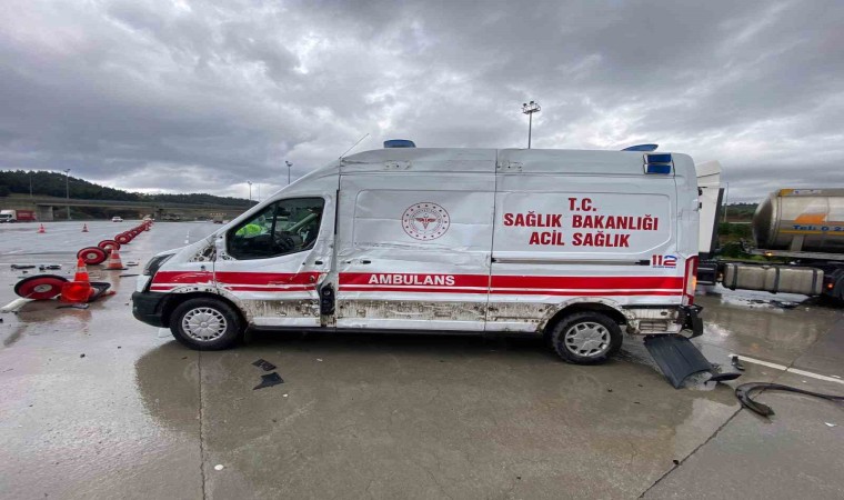 Bursada hastaneden dönen ambulansa tır çarptı