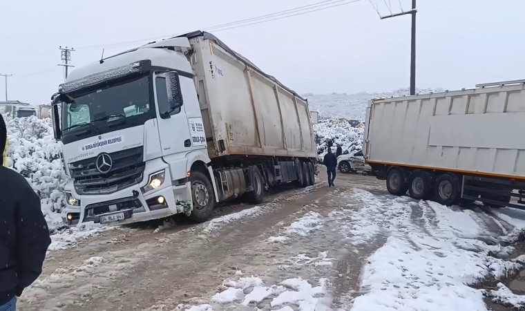 Bursada kar yağışı sonrası tırlar yolda kaldı