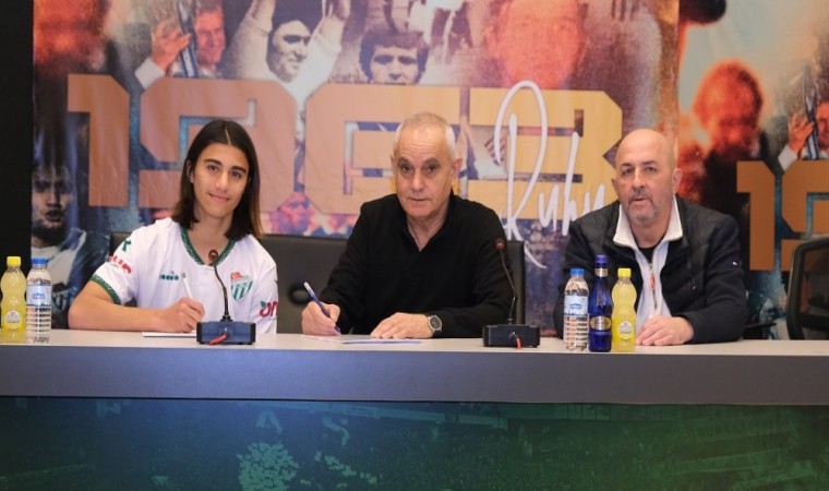 Bursaspor, genç futbolcusu Ahmet Çobanoğlu ile sözleşme imzaladı