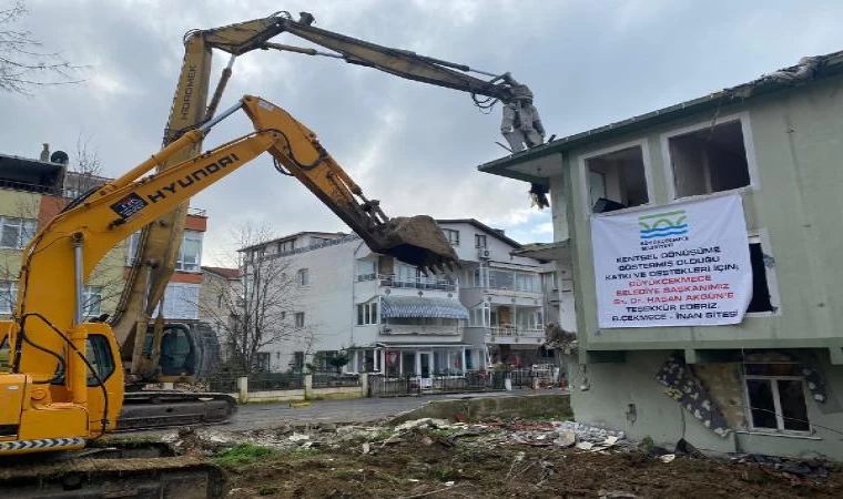 Büyükçekmece’de deprem riskli 8 blokluk sitenin yıkımı başladı