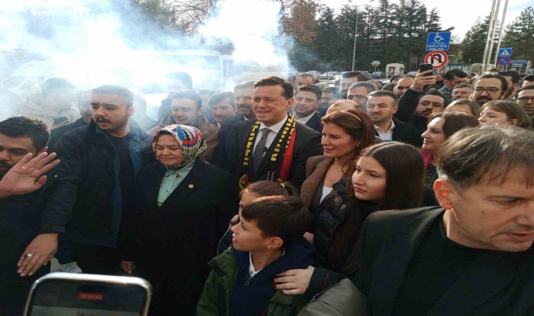 Büyükşehir Belediye Başkanı adayı Hatipoğlu, Eskişehirde coşkuyla karşılandı