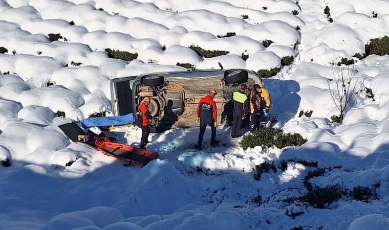 Buzda kayan otomobil çay bahçesine uçtu: 1 ölü