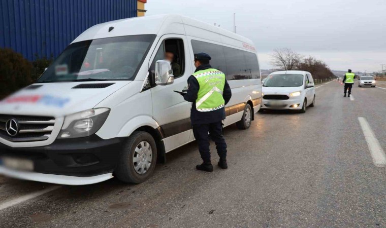 Çakar lamba yasağına uymayan 195 sürücüye ceza