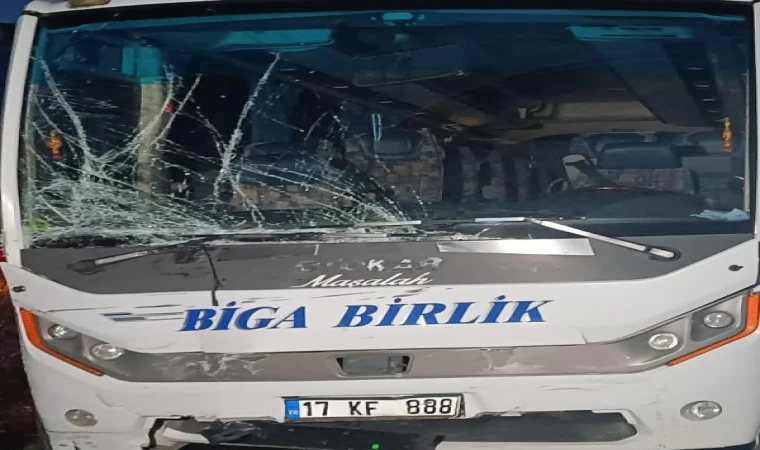 Çanakkale’de otomobille midibüs çarpıştı: 1 ölü, 4 yaralı