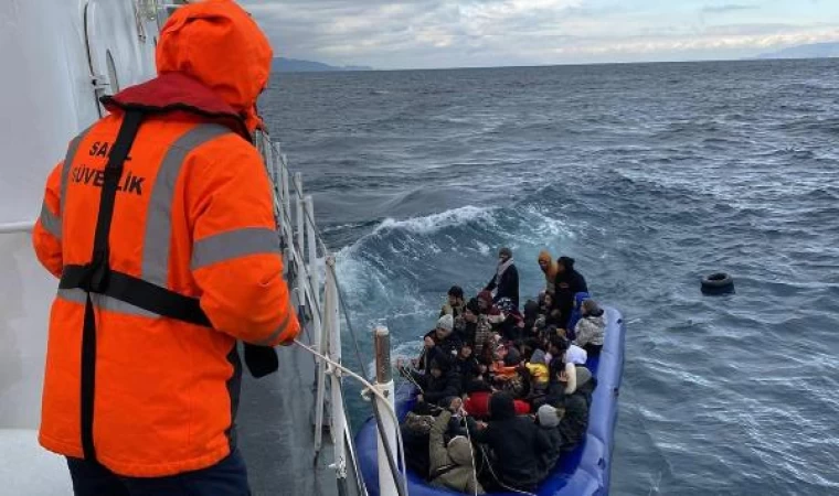 Çanakkale’de Yunanistan’ın geri ittiği 56 göçmen kurtarıldı