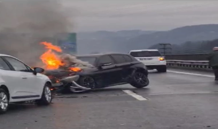 Çarpışan 2 otomobilden 1’i yandı, sürücü aracından çıkarak kurtuldu