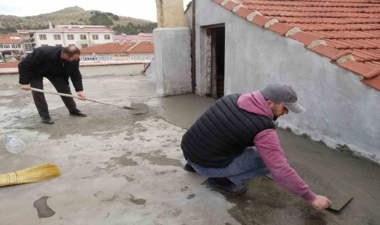 Çatı tadilatını imamlar yaptı