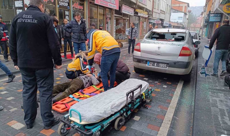 Çatıdan otomobilin üzerine düşen adam kurtarılamayarak hayatını kaybetti