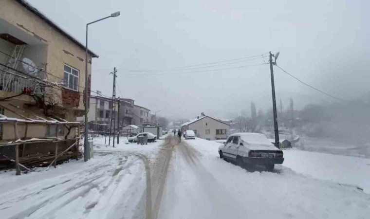 Çelikhanda yoğun kar yağışı