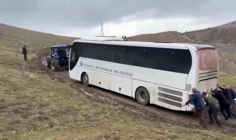 Cenaze götürürken çamura saplanan otobüs, traktörle kurtarıldı