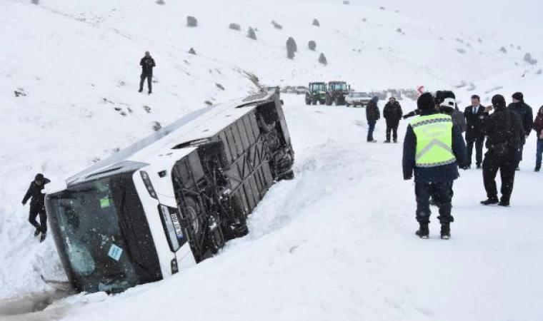 Cenazeden dönenleri taşıyan yolcu otobüsü devrildi: 14 yaralı (2)