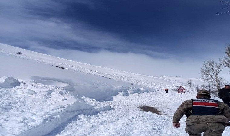 Çığ düşmesi sonucu kapanan köy yolu ulaşıma açıldı