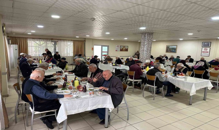 Cihangirden huzurevinde kalan yaşlılara kebap