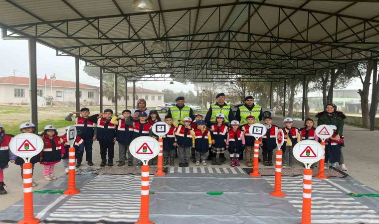 Çinede öğrencilere trafik eğitimi